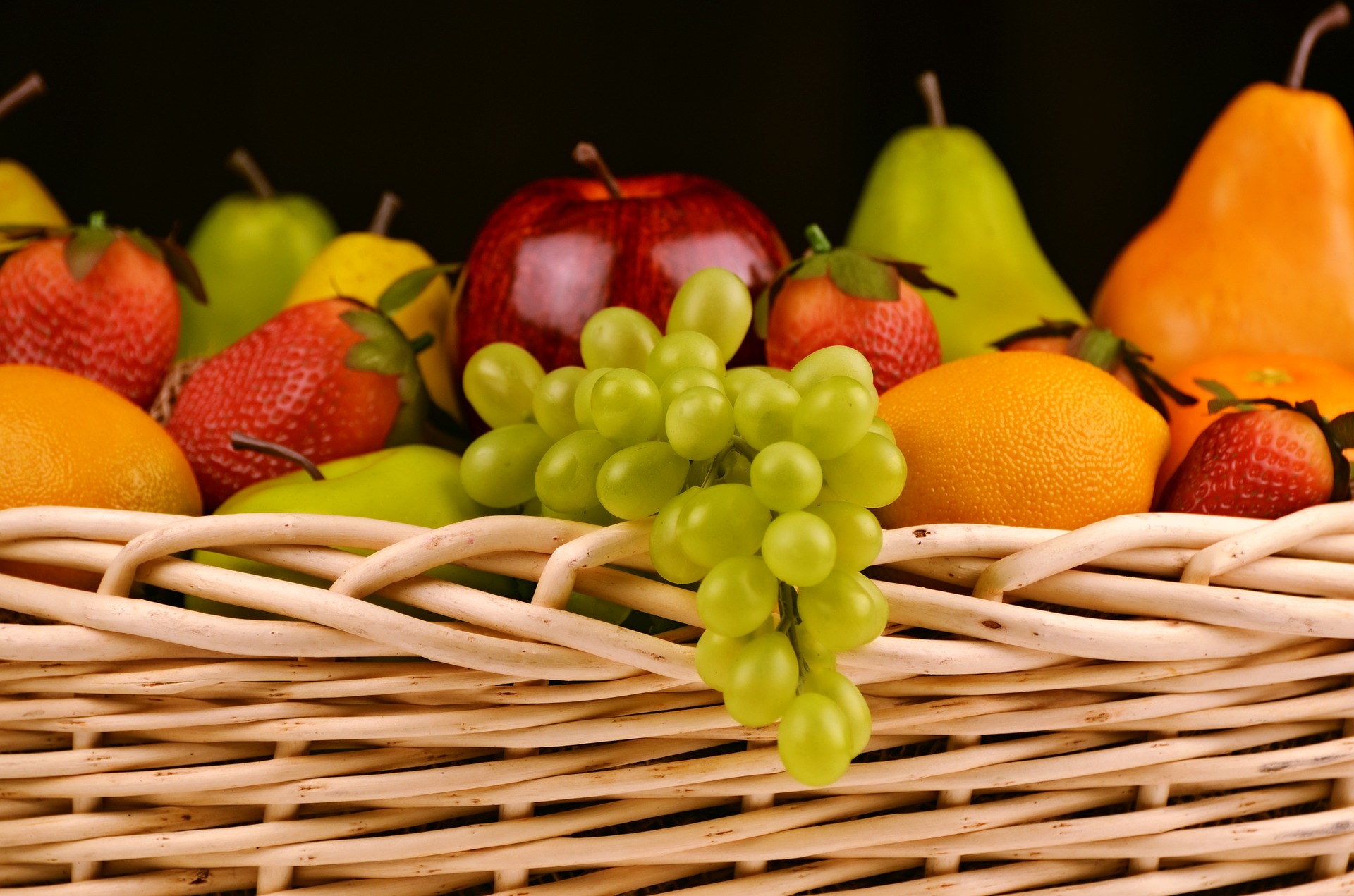 fruit-basket-1114060_1920.jpg